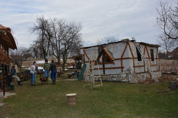 Велики пожар код Крупња: Изгорело етно село које је хуманитарац Славко градио скоро 10 година 